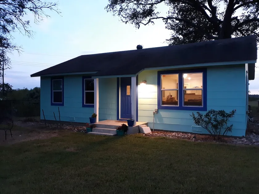 The Potters' Cottage (Round Top/ Burton / Brenham) - Image 1