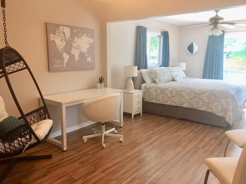 Clean and comfortable with beds for 6, walk to IMS - Image 1