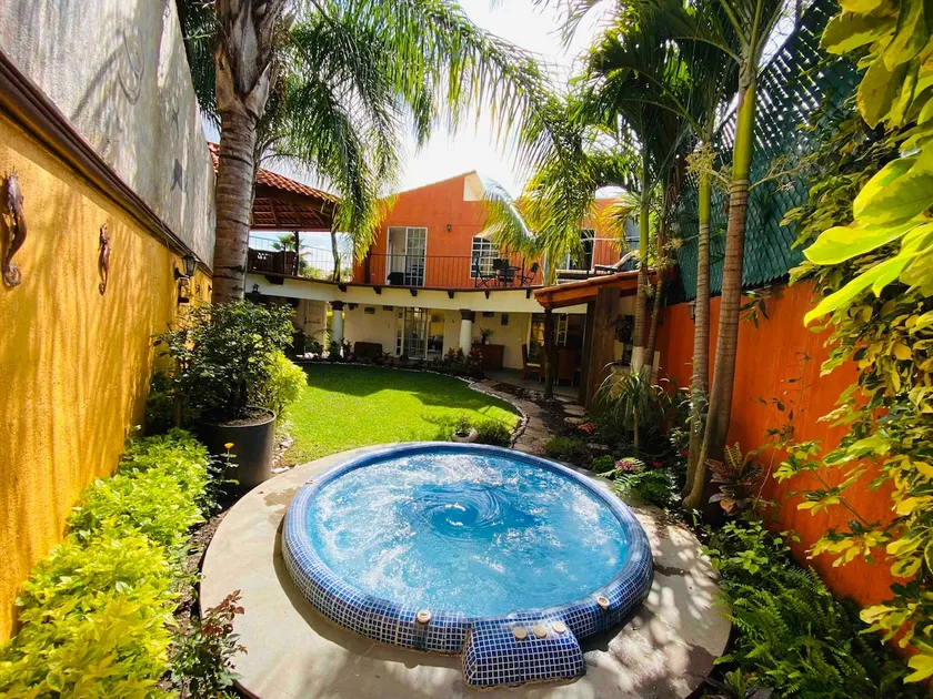 A house full of life with a Jacuzzi - Image 1