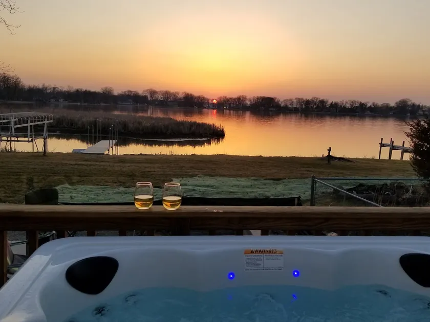 Chain O' Lakes Nautical 2/2 Lake House w/ Hot Tub - Image 1