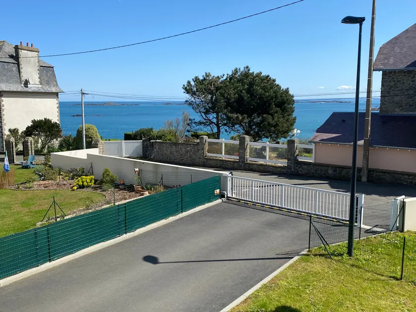 3-star Sea View Apartment with Bike - Image 1