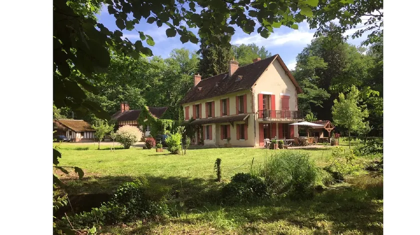 Large charming family home estate - Image 1