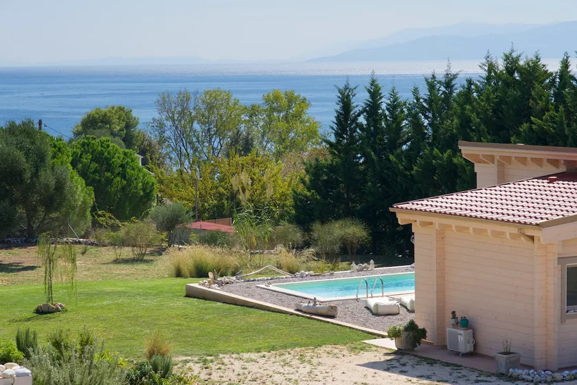 Driftwood Villas es una villa ecológica con piscina privada, a 3 minutos a pie de la playa. - Image 1