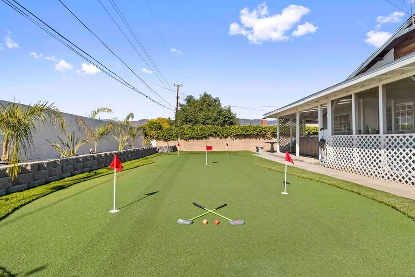 Charming 5 bedroom with a putting green - Image 1