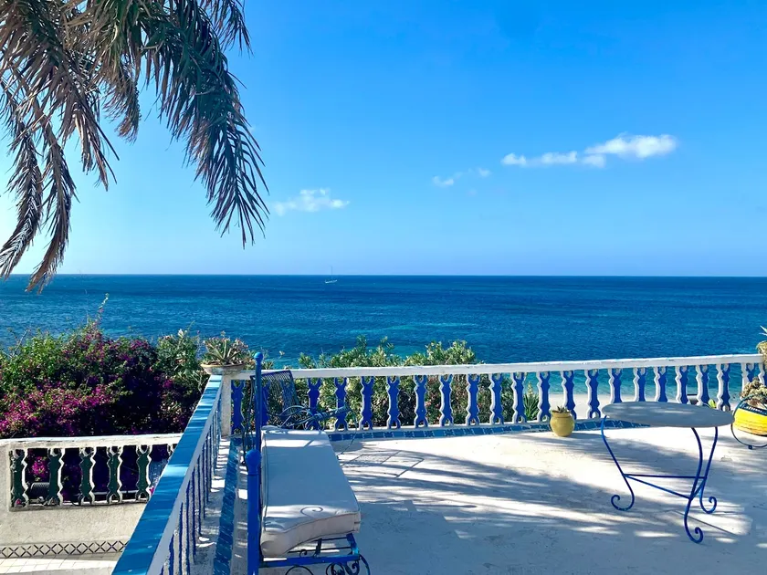 Blue Sapphire Artist home Sea view - Image 1