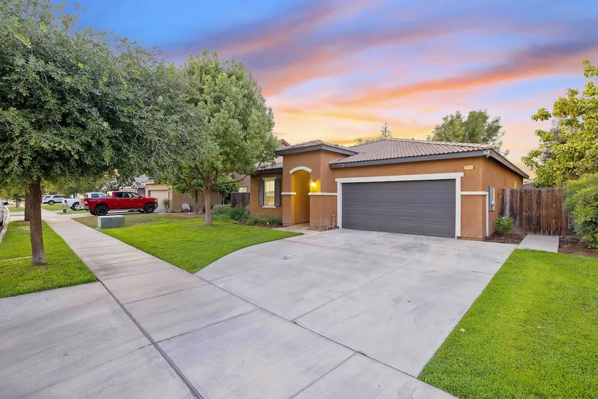 3 BR Visalia Home - Great Neighborhood - fast WiFi - Image 1