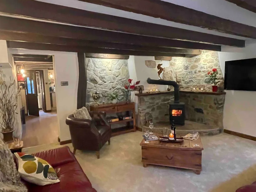 Character Cottage tucked away in fabulous location - Image 1
