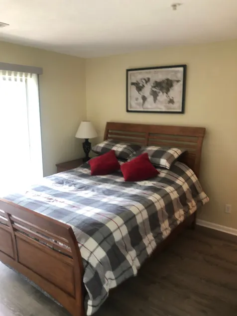 Beautiful unit w/peaceful pond behind - Image 1
