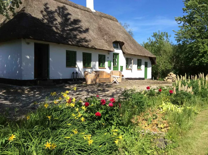 Hyttefadet near Egeskov Castle. Thatched farmhouse - Image 1