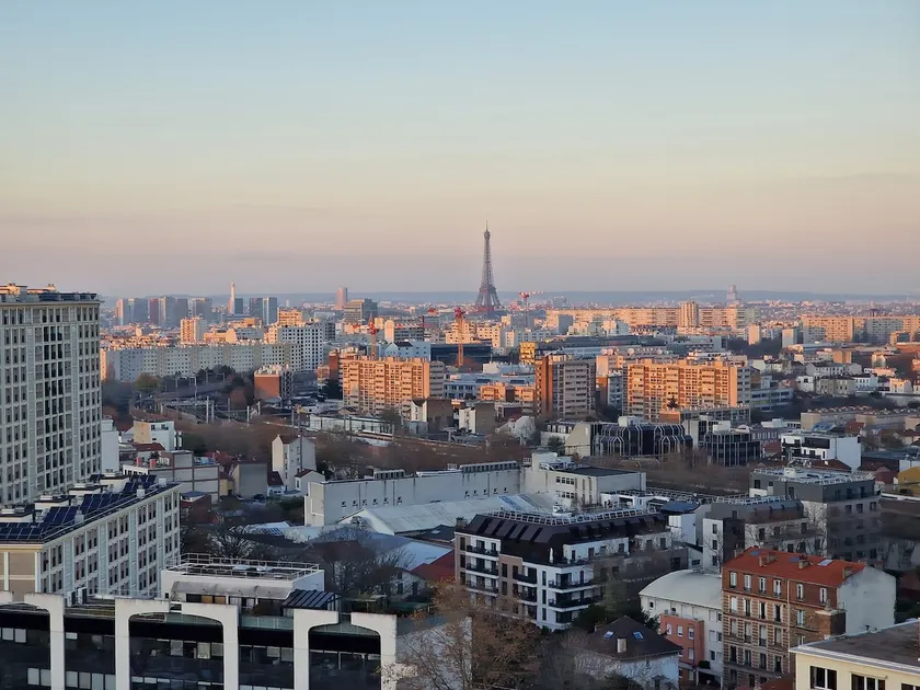 Eiffel Tower view, metro 13 direct Champs Elysées - Image 1