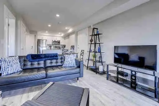 New reno, Queen bed, FreeGym,WIFI,Free U/G parking - Image 1