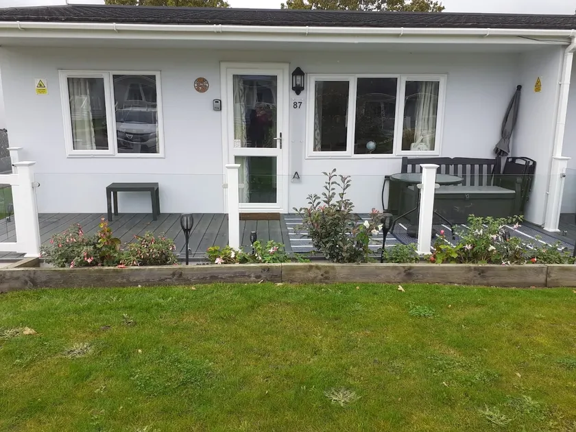 Lovely 2 bedroom chalet holiday home by the broads - Image 1