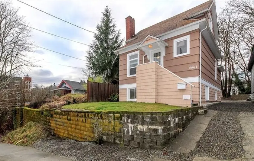 2BR/1.5BA - AC- Private upper unit of a duplex house. Few steps to Light Rail - Image 1