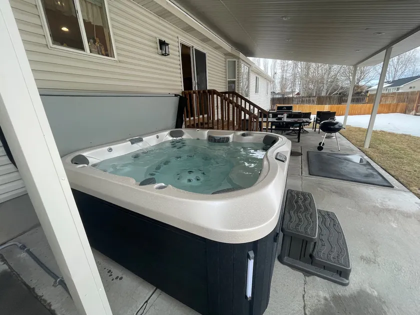 NEW* Journee Home *2 stry playhouse *fenced *pets - Image 1