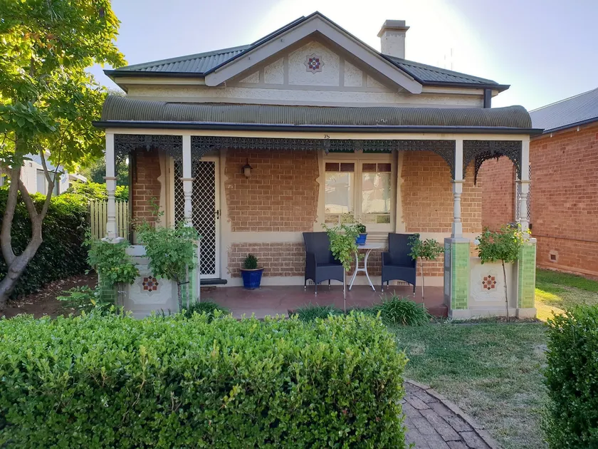 Lil Cottage on Clinton - Image 1