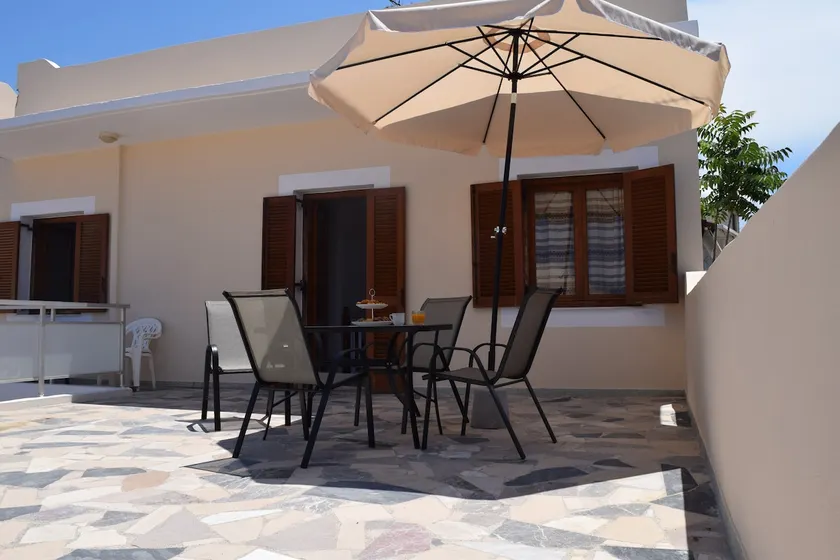 Large, family friendly, 70m from sandy beach! - Image 1