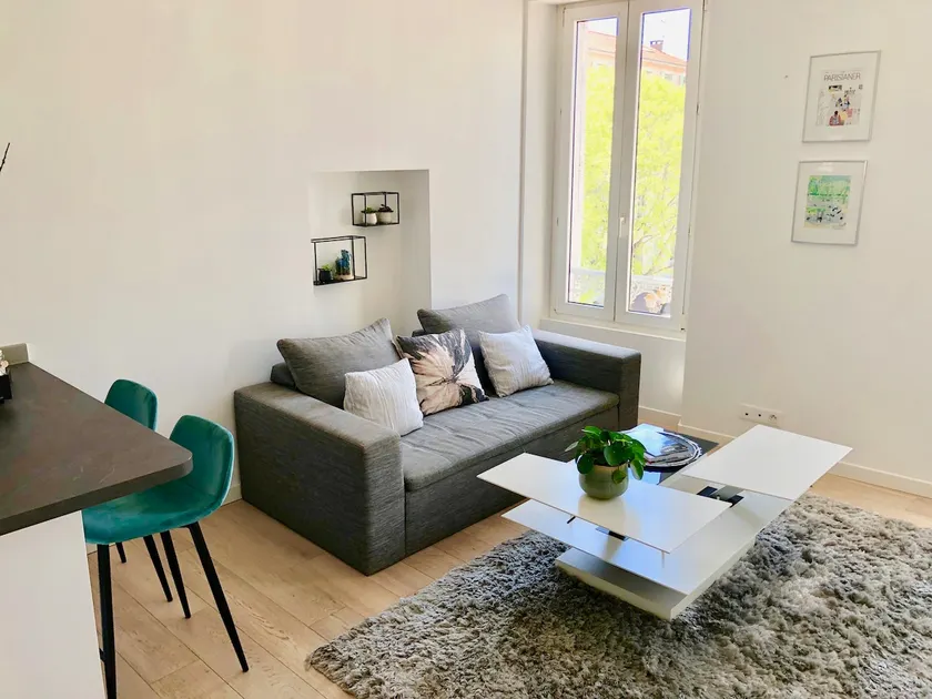Bright & modern apartment in the heart of Antibes - Image 1