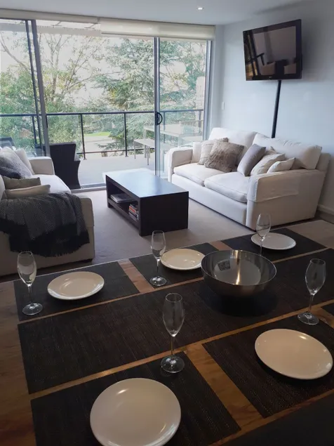 Modern 2 Bedroom Apartment - Image 1