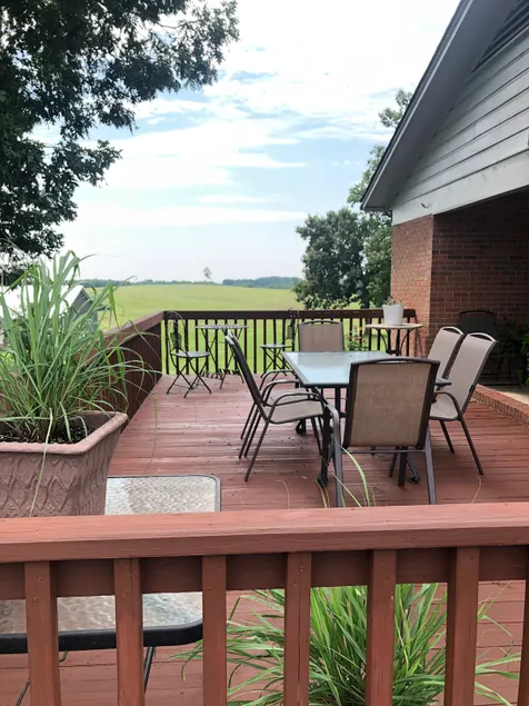 Comfortable 3 bedroom house loaded with charm. - Image 1
