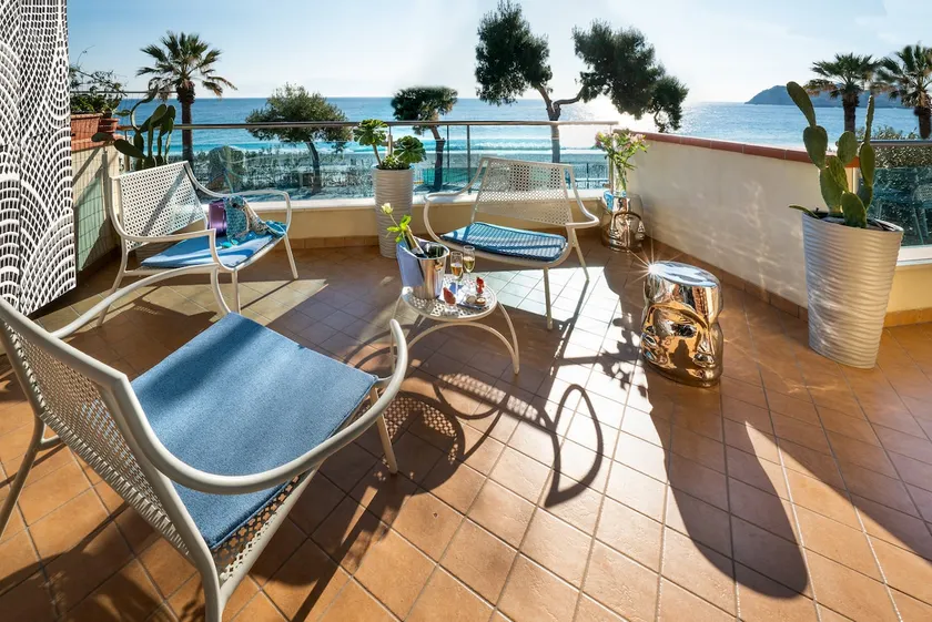 Appartement de luxe en bord de mer, 2 chambres, piscine et parking - Image 1