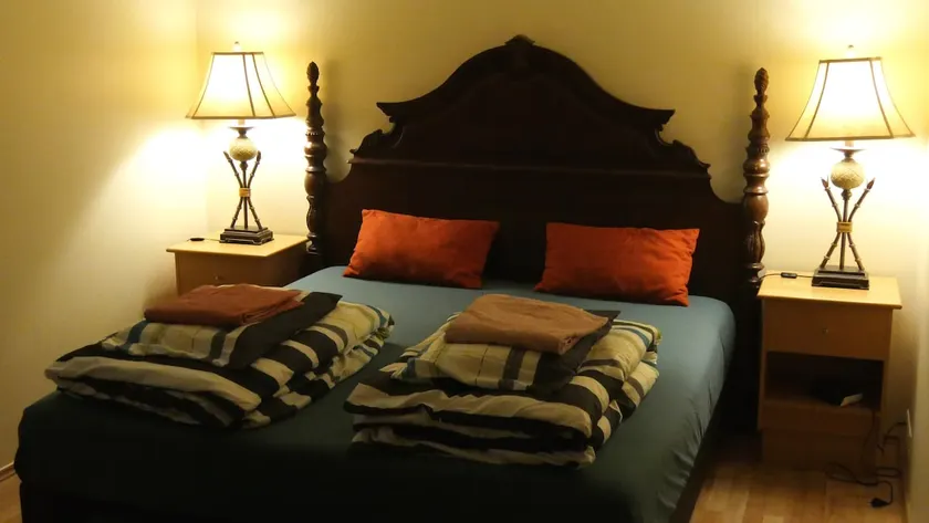 Spacious Apt with Parking & King Beds - Image 1