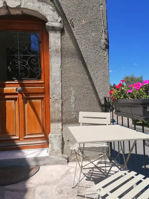 2-bedroom apartment in a village house - Image 1