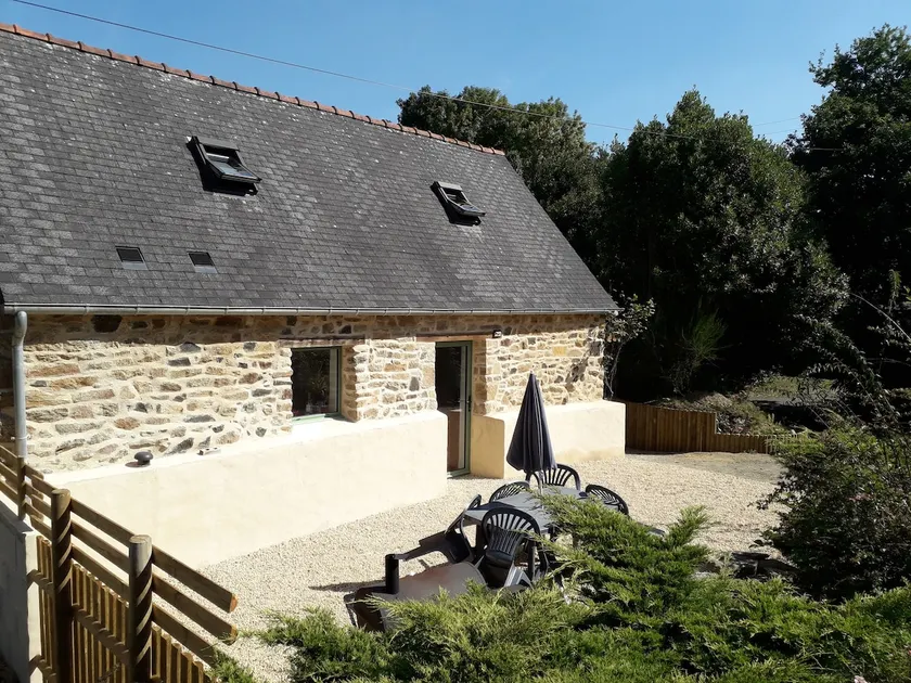 Charming little house near the village Belle-Isle-en-Terre - Image 1