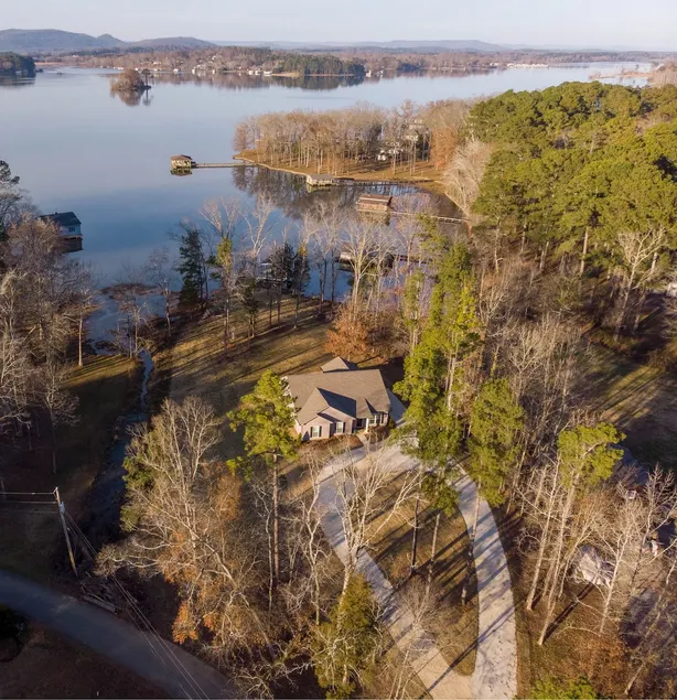 ” Lake View Shores” 4BR 2BA Lake House Sleeps 10 - Image 1