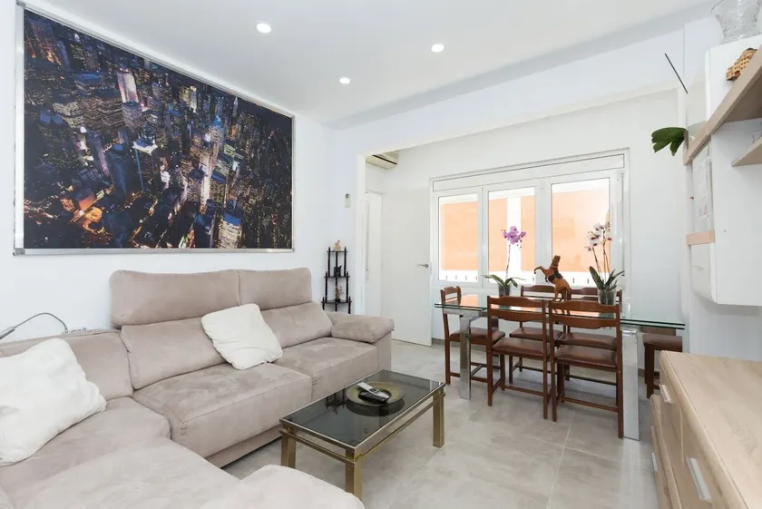 A very bright apartment very close to the labyrinth - Image 1