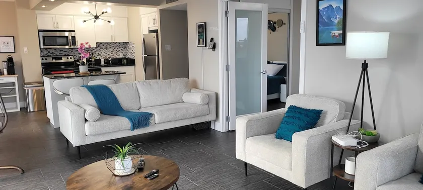 Smart Stylish Downtown Condo- 2 bedrooms - Image 1