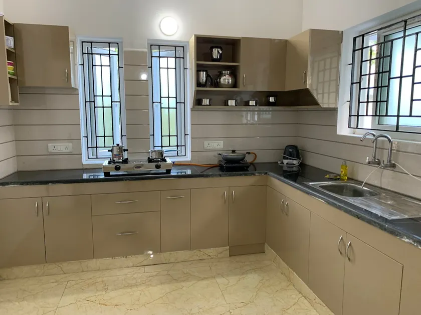 Three Bedrooms with Free Parking - Image 1