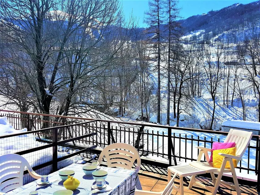 Apartment with track view - Image 1