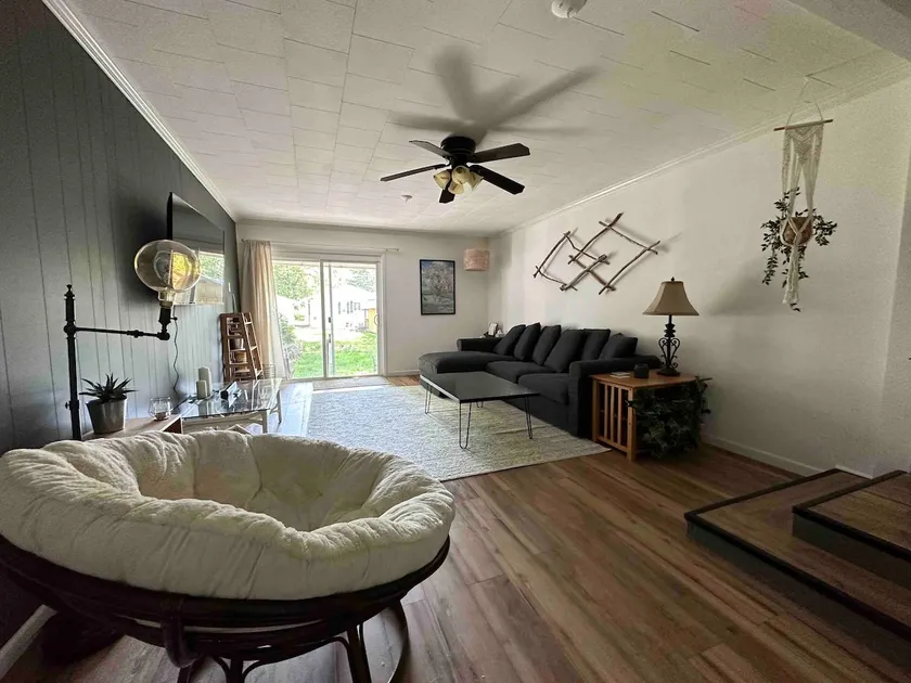 Lake Geneva cottage with private beach access - Image 1