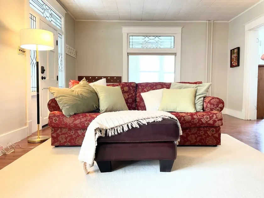 Immaculate, spacious 3 BR, near UPMC + PSU - Image 1