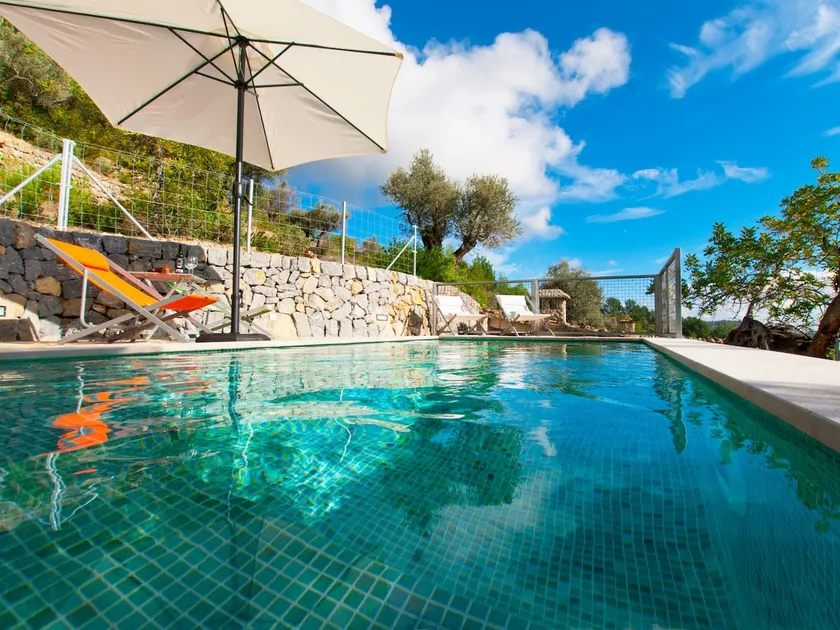 idyllisk berg hus med underbar utsikt och pool - Image 1