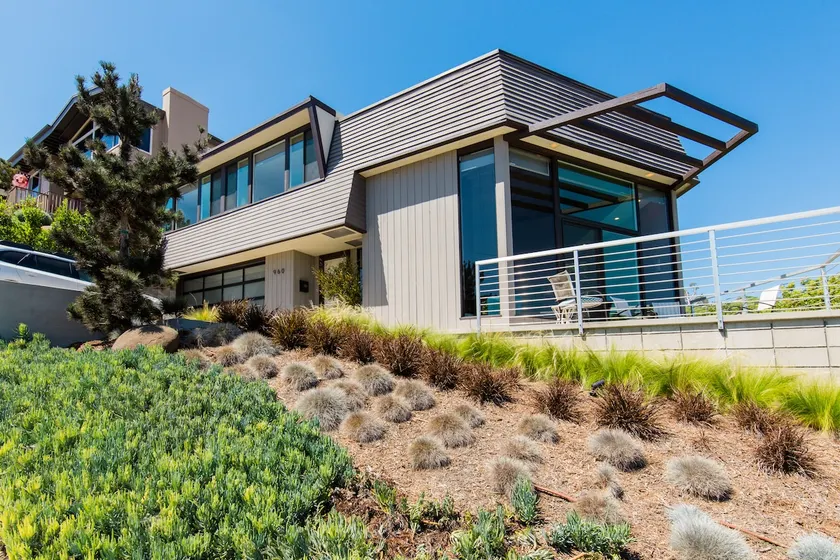 Savor Panoramic Harbor and Skyline Views near Shelter Island - Image 1