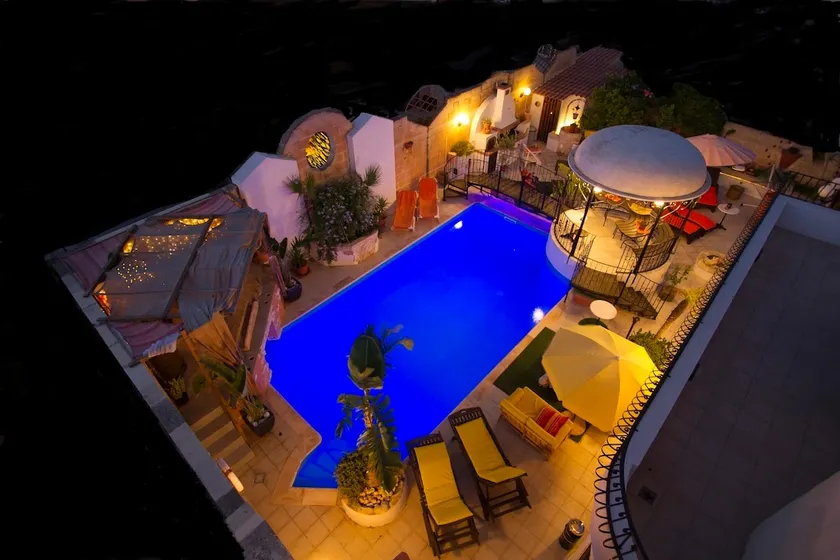 Cores - um cenário de conto de fadas, piscina aquecida e coberta, Apartamento Amarelo - Image 1