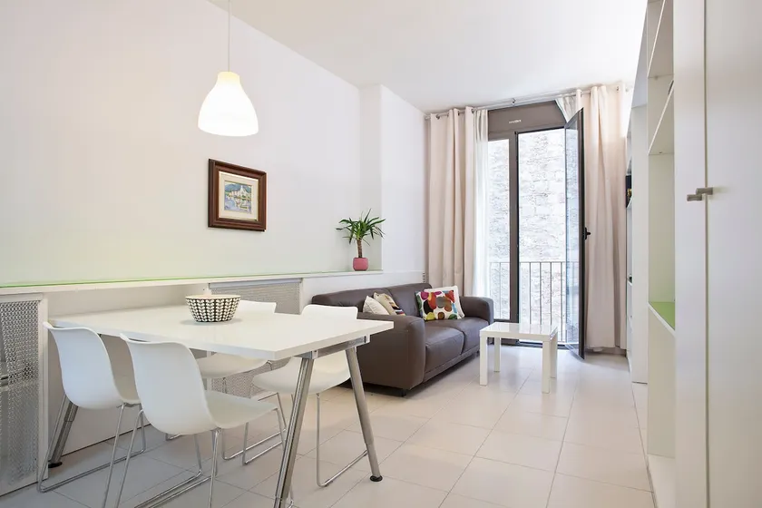 Superb Location Apt for 4 pax By MyRentalHost - Image 1