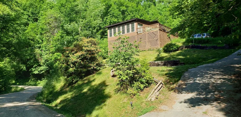 Spacious, Secluded Lake Retreat, Hot Tub Getaway - Image 1