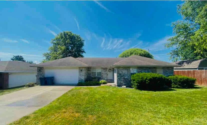 Entire home, central Nixa - Image 1