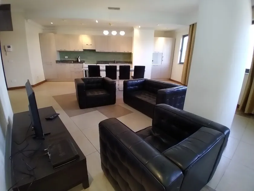 Bright and Spacious 2 bedroom apt central location - Image 1