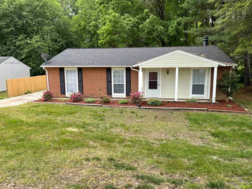 Greensboro's Hidden Gem 3bd/1.5bth Cozy Clean Home - Image 1