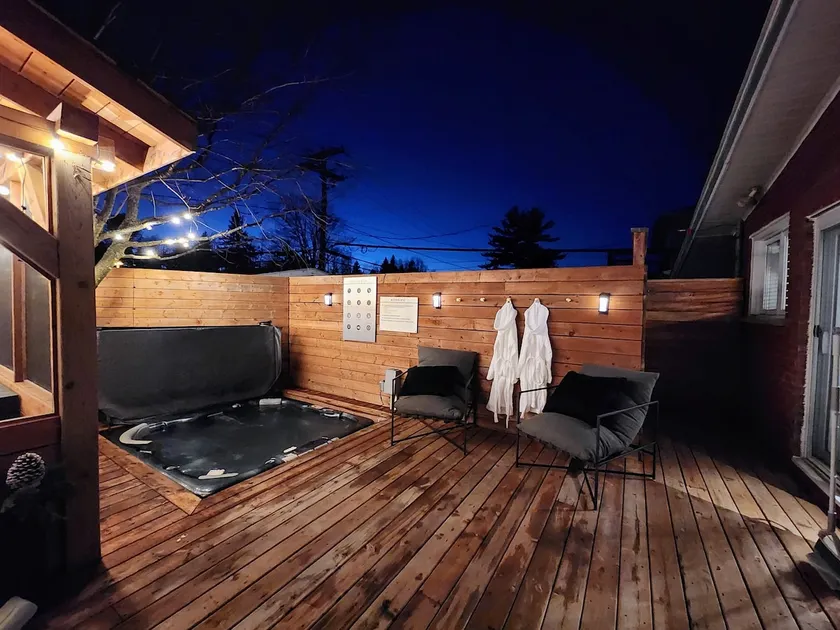 Hot Tub Oasis | 8 Mins to DT Ottawa | Sleeps 10 - Image 1