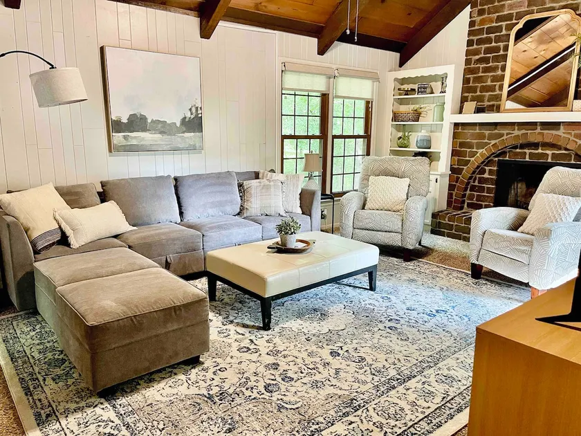 Secluded, updated 4BR, kid friendly, 5 min from restaurants - Image 1