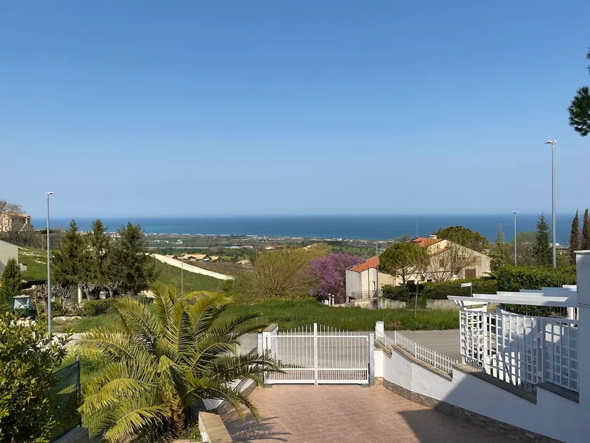 Family villa in Potenza Picena - Image 1