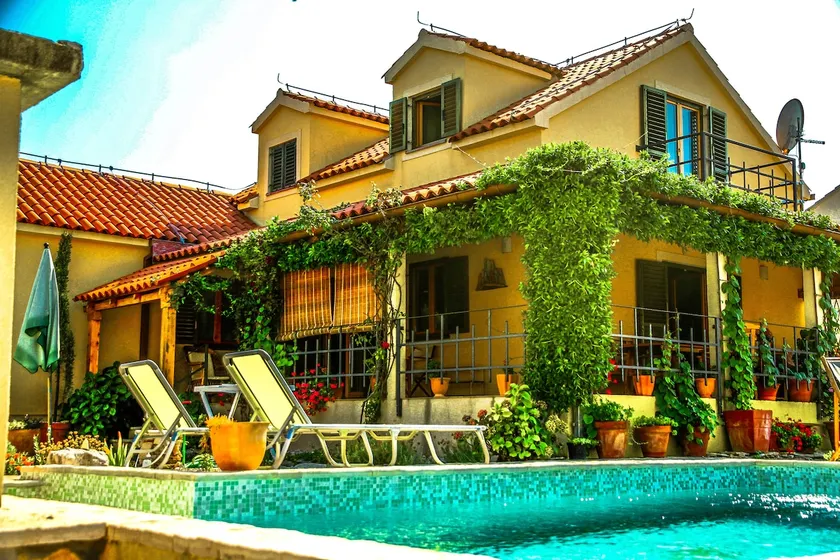 Luxurious villa with swimming pool - Image 1