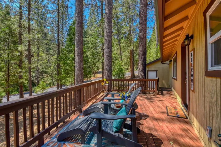 Pine Inn Yosemite, private lake - Image 1