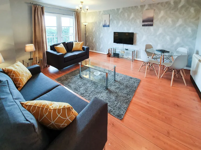 Modern 2-bed flat - Free Parking - Near Edinburgh - Image 1