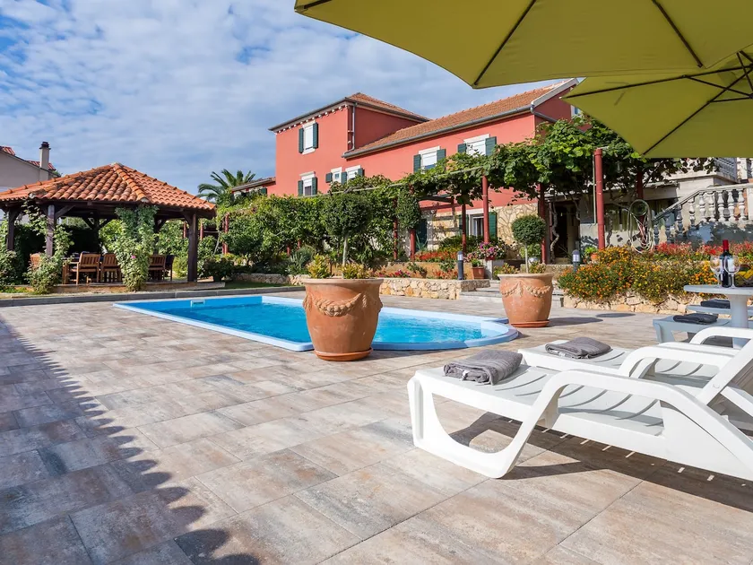 Luxury Villa with swimming pool - Image 1