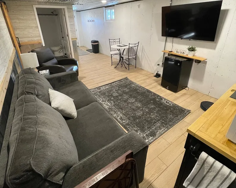 The Saloon - Private Entrance/Space! - Image 1